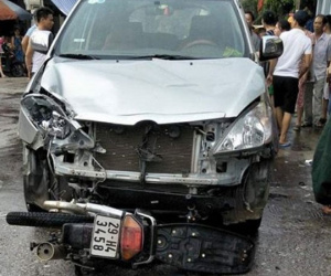 Tông trực diện vào ô tô, nam thanh niên bị hất văng chết tại chỗ