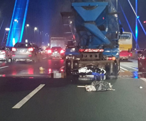 Tông vào đuôi xe trộn bê tông, người đàn ông tử vong trên cầu Nhật Tân