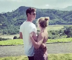 Chị em lại tan chảy vì clip 'Ông chồng quốc dân' Chris Hemsworth nhảy Despacito cùng vợ siêu dễ thương