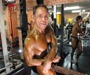 Muốn làm vợ vui lòng, cụ ông Nhật Bản siêng năng tập tạ để có body 6 múi ở tuổi 81