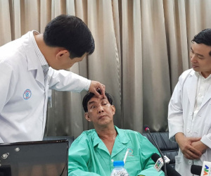 Người đàn ông An Giang bị hàng chục mảnh gỗ ghim vào hốc mắt vì ngã xe đập mặt xuống đường