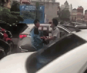 Va quệt taxi, thanh niên xe máy dửng dưng bỏ đi và cái kết gây chú ý giữa đường