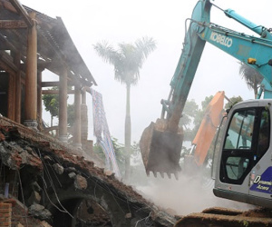 Video: Máy xúc, xe cẩu phá dỡ 'cung điện thờ thiên' ở Ba Vì