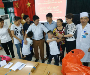 Vụ trao nhầm con ở Ba Vì: Đêm đầu tiên nhiều cảm xúc của hai gia đình sau khi đón đứa con máu mủ trở về