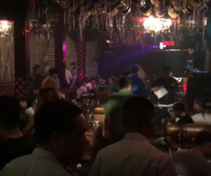 Ập vào quán beer club, công an đưa gần 30 người về trụ sở