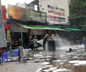 Hà Nội: Cháy cửa hàng ăn, một nạn nhân nữ đang mắc kẹt
