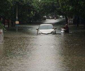 Hà Nội mưa trắng trời, nhiều phố thành sông