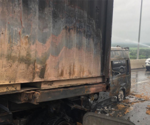 Lời kể kinh hoàng của tài xế khi thấy xe khách lao vào container khiến 2 người chết: Đầu ô tô nát bươm rồi bốc cháy ngùn ngụt