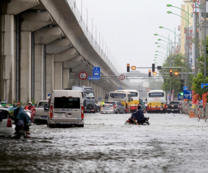 Nhiều phố biến thành sông, cửa ngõ phía Tây thủ đô tê liệt