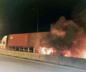 Ôtô tông xe container trên cao tốc Long Thành, 2 người chết