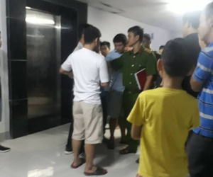 Xót xa cảnh người chồng khóc ngất, không thể đứng vững khi hay tin vợ là nghi phạm thắt cổ 2 cháu bé tử vong