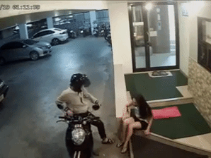 Cô gái bị đánh chảy máu trong hầm gửi xe, phản ứng của 4 thanh niên khiến tất cả 'lạnh gáy'