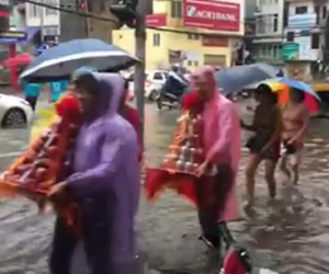 Nhà trai bì bõm bê sính lễ trong ngày ăn hỏi mưa bão