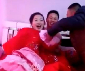 Cô dâu bị đám khách nam lột sạch đồ trên giường tân hôn, chú rể chỉ biết nài nỉ