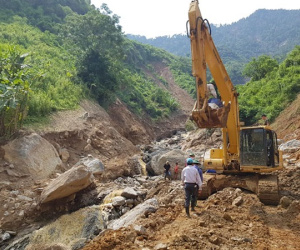 Đất đá sạt lở vùi lấp nhà máy thủy điện ở Yên Bái
