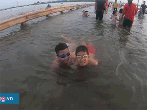 Đổ xô ra đường bơi lội, đánh cá sau hai ngày mưa ngập