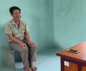 Gã đàn ông cho bé gái xem phim 'đen' rồi giở trò dâm ô