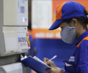 Giữ nguyên giá xăng, giảm giá dầu