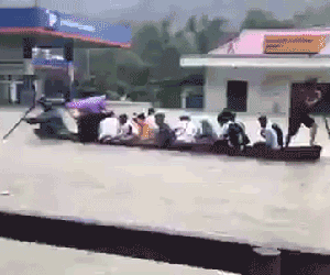 Video: Mưa lớn ở Hòa Bình, người dân chèo thuyền đông như trẩy hội trên QL6