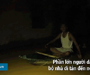 Video: Người ven đô lênh đênh trong bóng tối sau mưa ngập