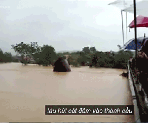 Video: Nước sông dâng cao, tàu bè trôi tự do đâm hỏng cầu ở Phú Thọ