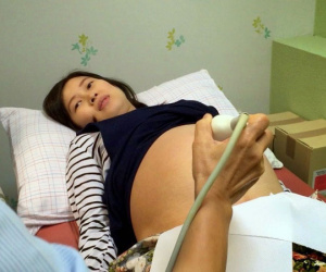 Vợ kể chuyện chồng làm bác sĩ sản khoa, đi đỡ đẻ gặp ngay người yêu cũ, chị em đổ xô hỏi 'Xong rồi sao?'