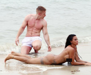 'Bom sex' Anh khỏa thân, ép bồ trẻ tình tứ trên bãi biển