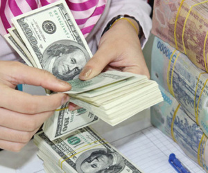 Giá USD 'phá mốc' 23.300 đồng/USD, VND có thể mất giá 2 – 3%