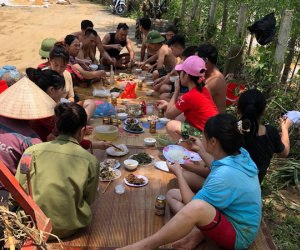 Phú Thọ: Người dân vẫn phải ăn uống ngoài đường để khắc phục hậu quả cơn lũ