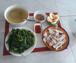 Tự nhận mình khéo tay, dạy chị em nấu cơm với 35 nghìn, cô vợ trẻ khiến dân tình cười đau ruột vì mâm toàn món luộc
