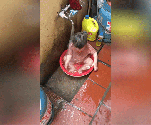 Chỉ 1 phút lơ đãng bận việc, bà mẹ trẻ hốt hoảng khi hàng xóm gọi ầm lên: 'Ra mà xem con đây này!'