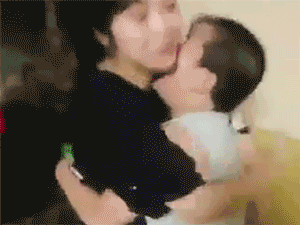 Em trai nhà người ta khóc như mưa khi chị đi du học 2 năm mới về mà không báo trước