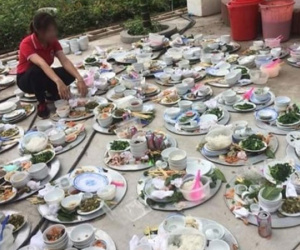 Ngồi thẫn thờ trước cả 'sân bát' đang chờ dọn rửa, cô gái được dân mạng khuyên can: 'Bỏ lại, đi về!'