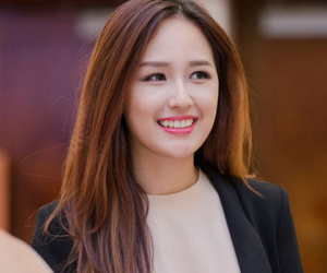 Showbiz Việt như 'thâm cung nội chiến', riêng 'chị đại' Mai Phương Thúy lại có cách 'né' đẹp