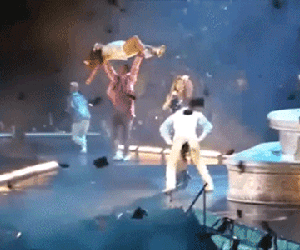 Taylor Swift bất ngờ bị dancer gạt chân ngã đau điếng trên sân khấu