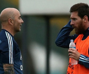 Tiết lộ đoạn chất vấn gay gắt của Messi với HLV Sampaoli