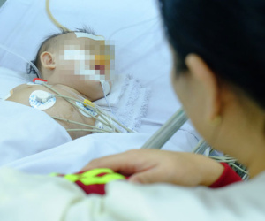 Uống nhầm nước tro tàu làm bánh ú, bé gái 3 tuổi bị bỏng thực quản