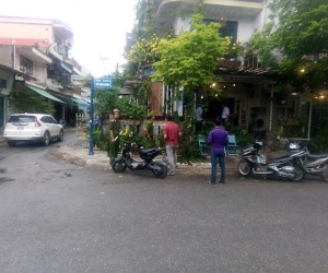 Đang ngồi quán cà phê thì bị bắn