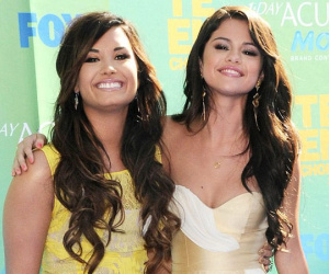Đây là cảm xúc của Selena Gomez khi biết tin Demi Lovato đi cấp cứu vì sốc ma túy