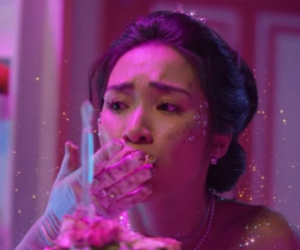 Hòa Minzy biến thành nàng tiên cá 'chết đói' trong MV mới