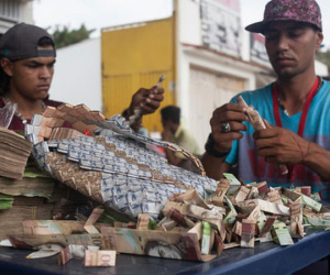 Lạm phát kinh hoàng ở Venezuela: Đi chợ phải mang xe đẩy chở tiền
