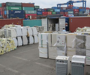 8 container hàng cấm nhập khẩu về Việt Nam khai báo là.... rổ nhựa