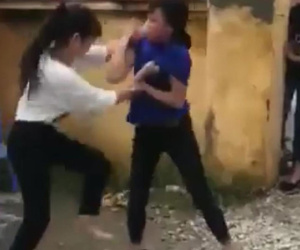 Công an đến can ngăn 2 nữ sinh đánh nhau, câu nói của người quay clip khiến tất cả phẫn nộ