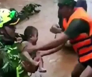 Đội cứu hộ Thái Lan và Lào giải cứu em bé giữa dòng lũ xiết