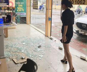 Hà Nội: Nữ tài xế lái xe đâm vỡ nát cửa kính một cửa hàng điện thoại lớn tại Cầu Giấy