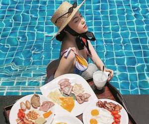 Hot trend khoe bữa sáng sang chảnh ở hồ bơi: Đỉnh cao của cuộc sống tận hưởng là đây!
