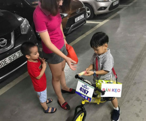 Lãi 178 nghìn đồng sau 2 buổi đi bán kẹo, cậu bé 4 tuổi ở Hà Nội học được nhiều điều nhờ cách dạy con kiếm tiền của mẹ
