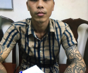 Thanh niên xăm trổ kín người đánh bầm dập ông lão trông xe hộ