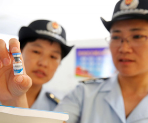 Bê bối vaccine giả - dân TQ đổ xô về Hong Kong tiêm ngừa cho con