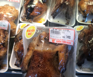Gà dai không đầu, không nội tạng giá siêu rẻ vào siêu thị